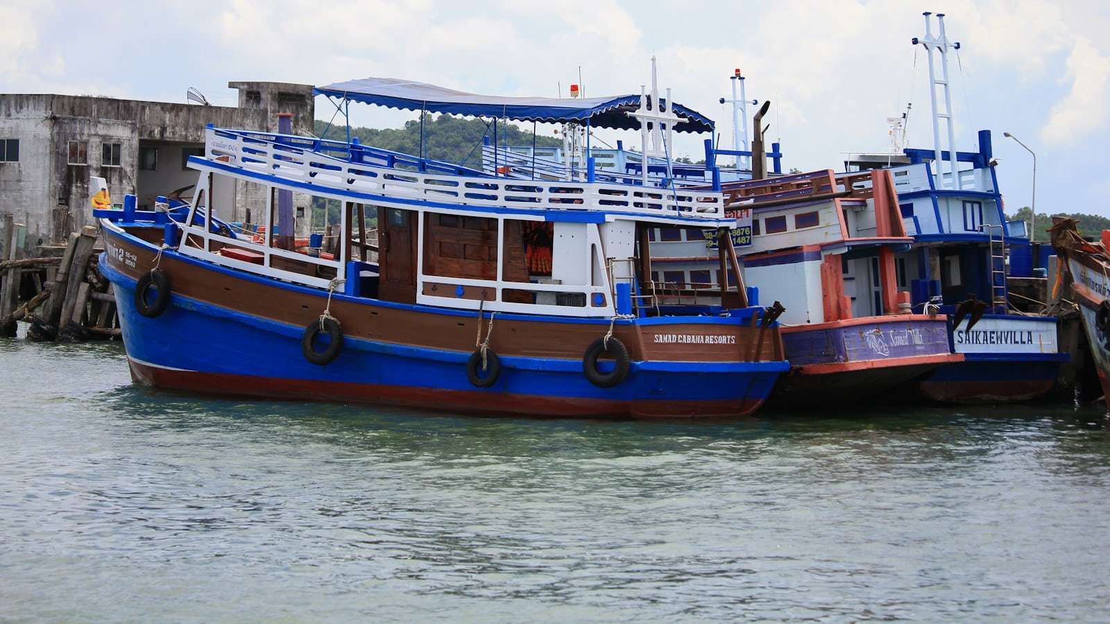 Blue and white boat on sea during daytime