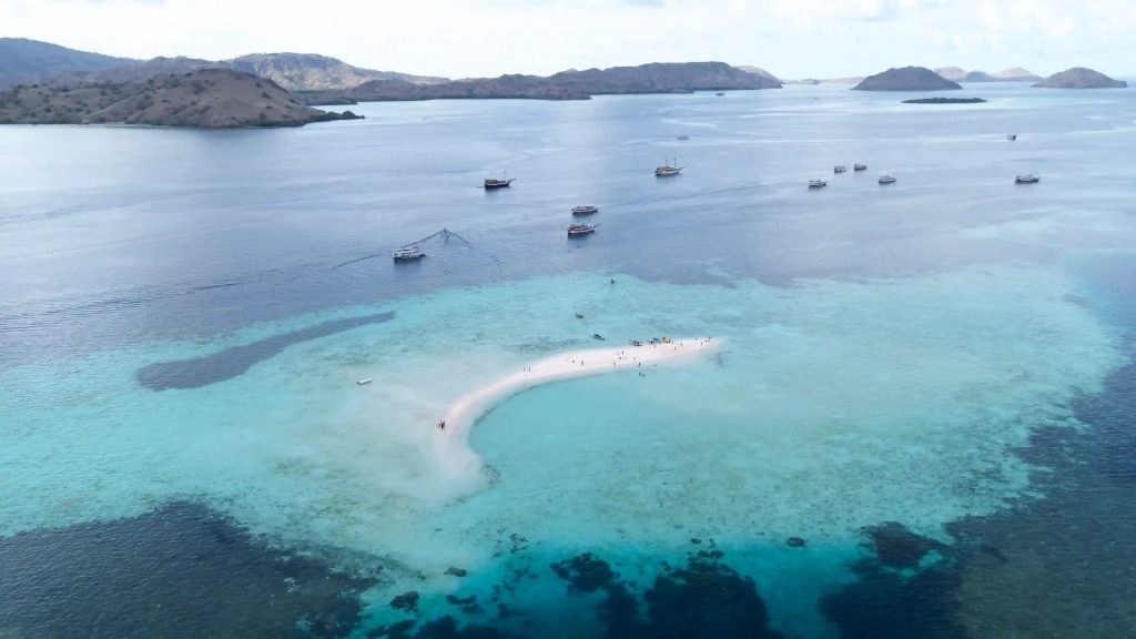 The white sandbar of Taka Makassar in turquoise shallows