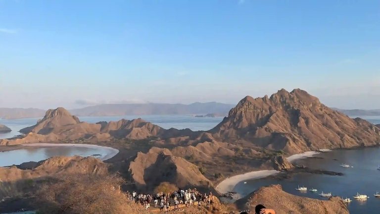 Visitors crowding the Padar Island viewpoint