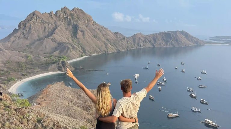 Crowds along the Padar summit path